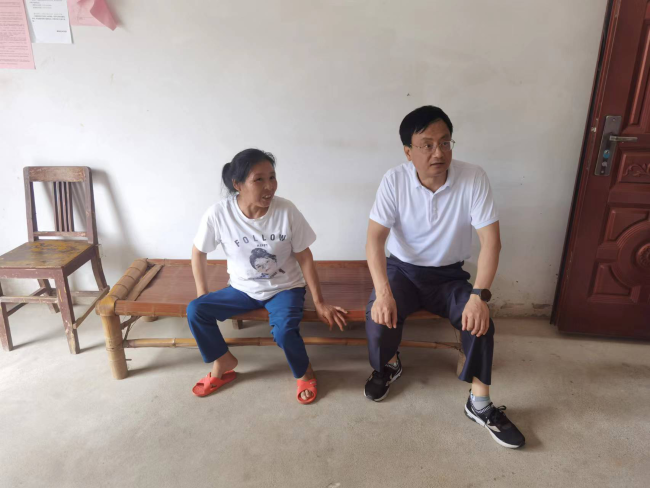 图为黄建国在调研中